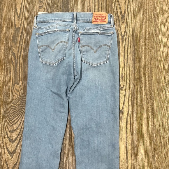 Levi's 710 Super Skinny Jeans Mid Rise Distressed Fray Hem Light Wash Size 27 - Picture 11 of 12